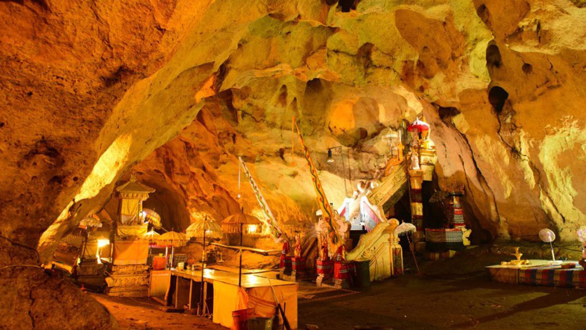 giri-putri-cave-temple-balicheapesttourscom